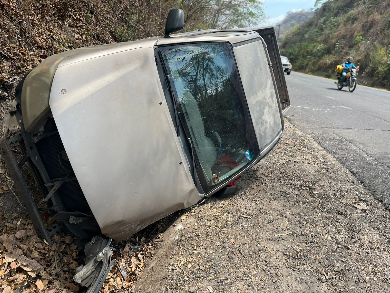 Conductor de pickup pierde el control y vuelca sobre carretera a San ...