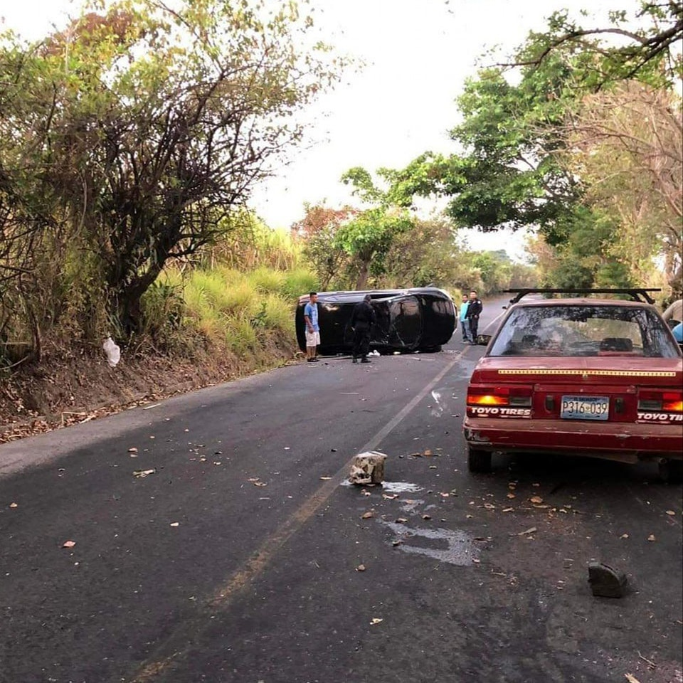 Conductor pierde el control y vuelca en carretera a San Vicente – El Blog