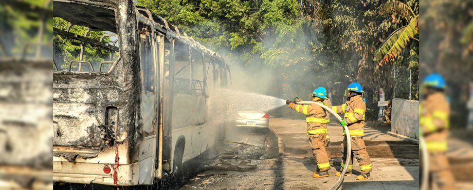 Bus de la Ruta 5 se incendia en zona de la Málaga en San Salvador