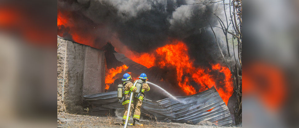 Evitan que voraz incendio en fábrica de plásticos en Tejutla se propague a otros inmuebles