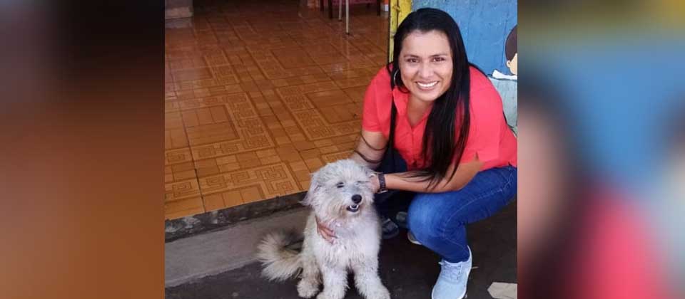 Viralizan la imagen de un perrito sacando los colmillos a Marleni Funes