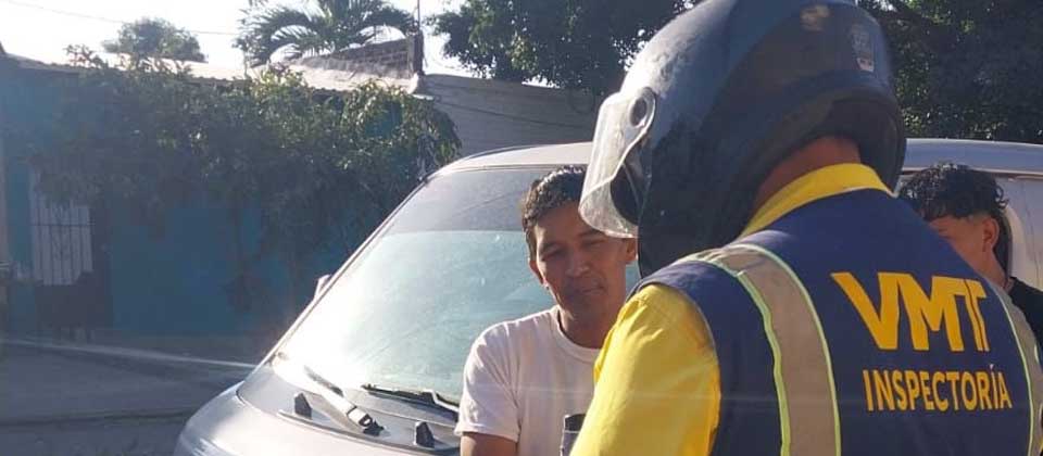 Sancionan a microbusero escolar por colocar en peligro a estudiantes que transportaba