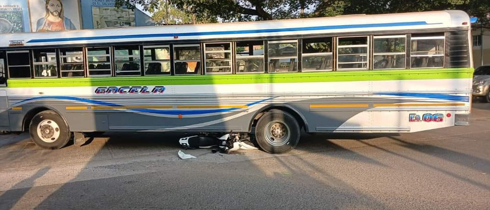 Motociclista queda debajo de autobús tras accidente en Texistepeque, Santa Ana