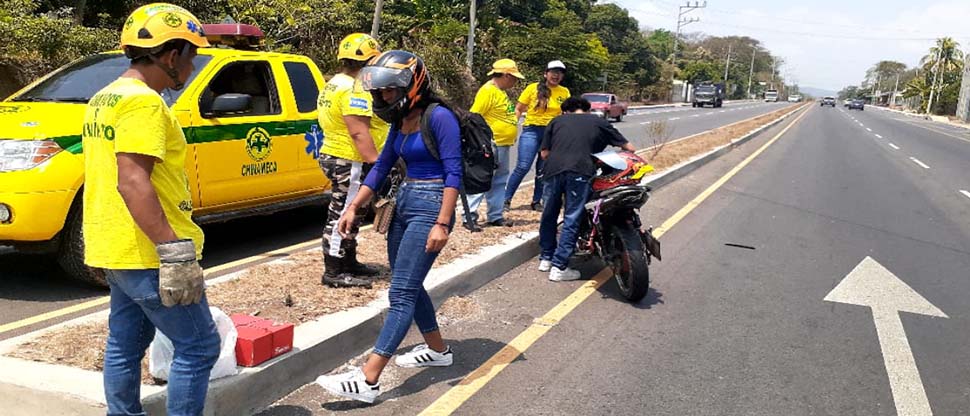 Motociclista es sacado de la vía por un vehículo y sufre accidente de tránsito en Chinameca