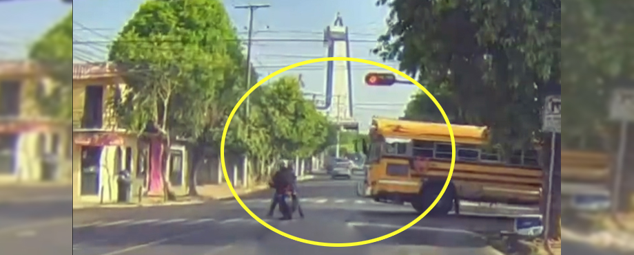 Motociclista se pasa un semáforo en rojo y casi es atropellado por un bus