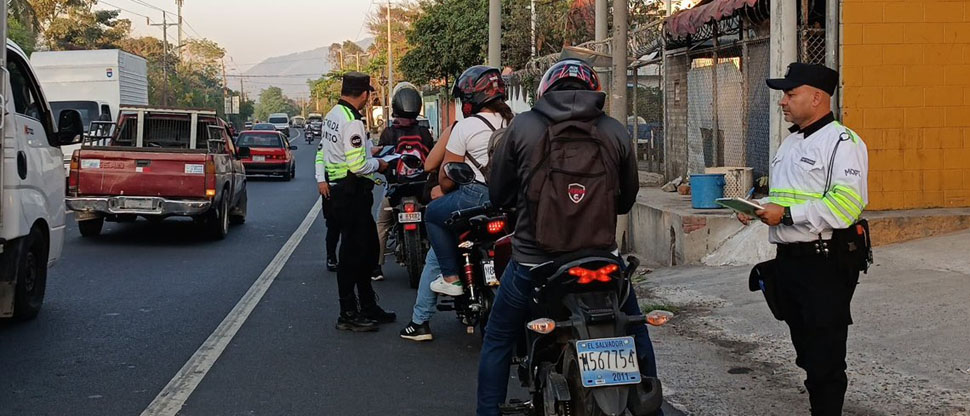 Multan a conductores que acostumbran a circular sobre carril auxiliar