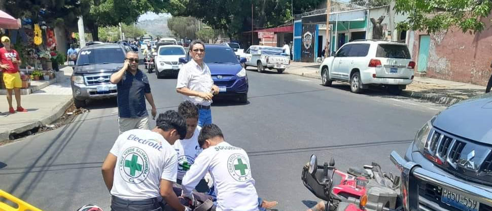 Conductor se pasa señal de alto y provoca fuerte accidente en Santa Ana