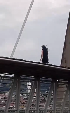 Policía salva la vida de una mujer que amenazaba con lanzarse de un puente