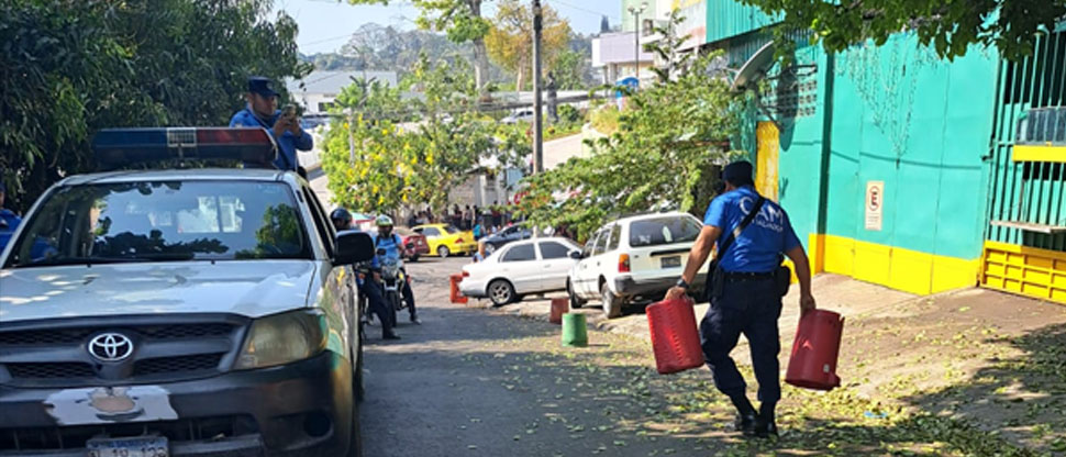 Retiran obstáculos que eran utilizados para reservar parqueos de vehículos en la vía pública