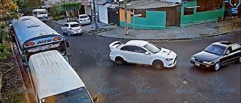 Conductora choca al intentar incorporarse a una calle en Santa Tecla