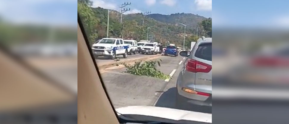 Reportan tráfico pesado por accidente en carretera a Comalapa