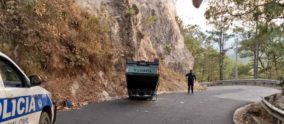 Conductor termina volcado en la calle tras falla en los frenos