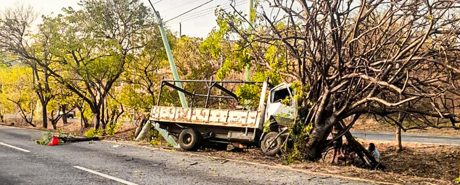 Conductor pierde el control y se accidenta en carretera a Comalapa
