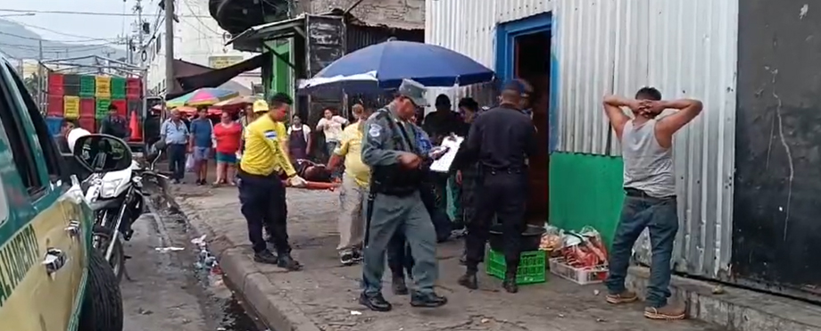 Paramédicos atienden a sujeto que resultó lesionado tras una pelea de bolos