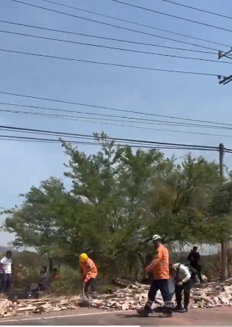 Personal de protección civil remueve escombros de camión volcado en carretera a Quezaltepeque