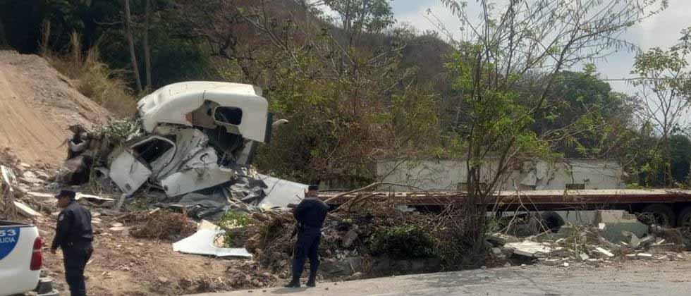 Conductor se queda sin frenos y sufre grave accidente en Chalatenango