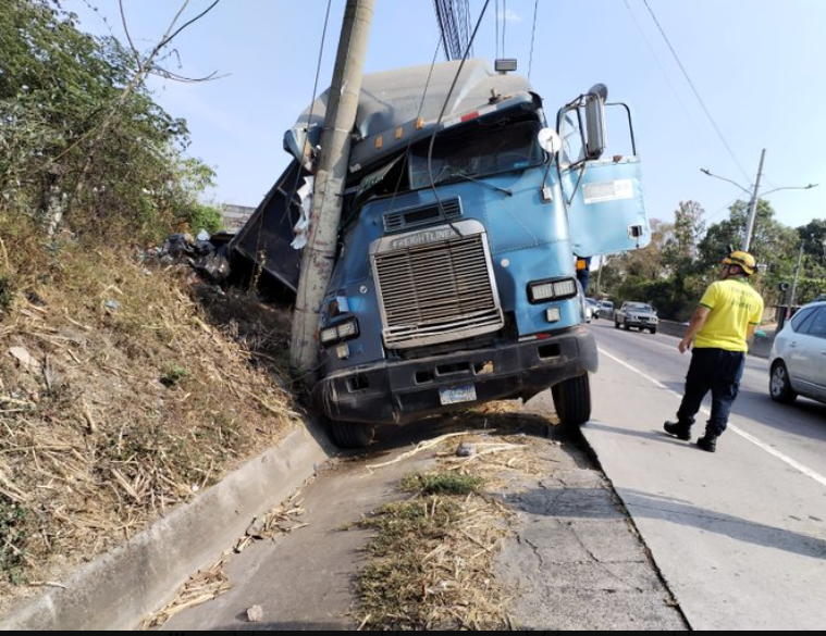 Conductor de rastra sufre percance vial en km 11 de la Troncal del norte