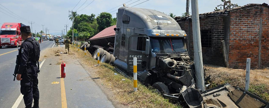 Rastra pierde una llanta y provoca accidente en San Juan Opico