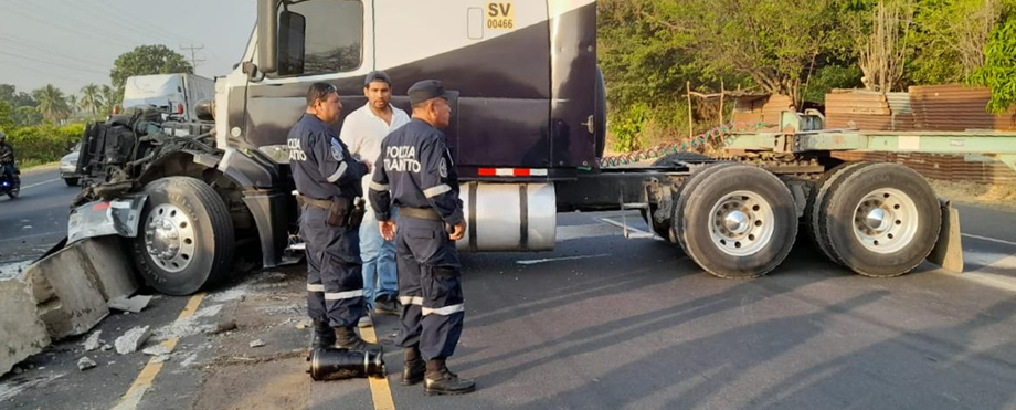 Reportan paso cerrado en carretera hacia Acajutla debido a rastra accidentada