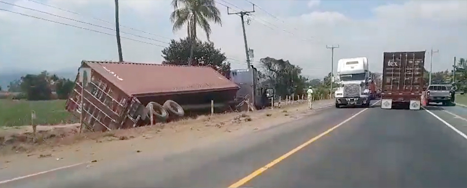 Reportan grave accidente entre una rastra y un pickup sobre carretera a Tepecoyo