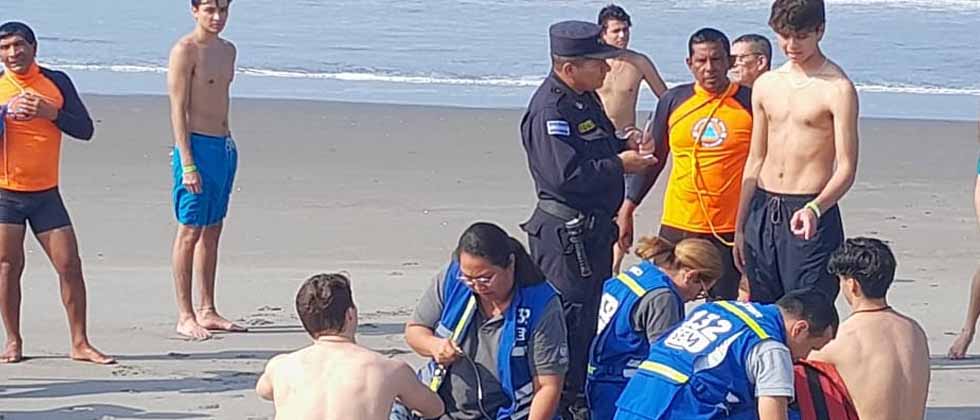 Rescatan con vida a dos turistas extranjeros que eran arrastrados por la corriente en playa Los Blancos