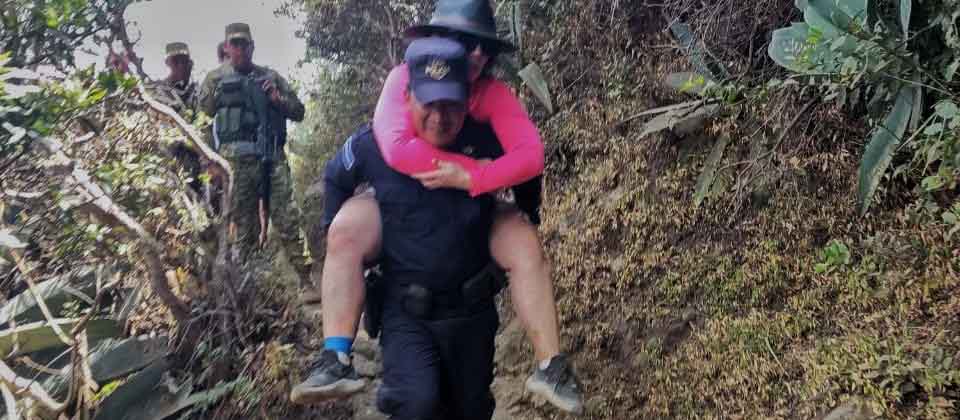 Policías rescatan a dos turistas que se fracturaron el tobillo en Santa Ana