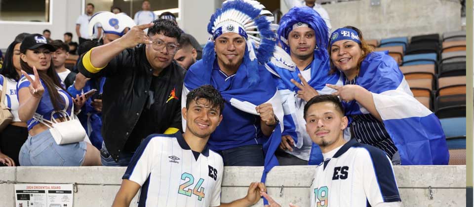 Diáspora se toman fotos con jugadores de La Selecta tras juego contra Honduras