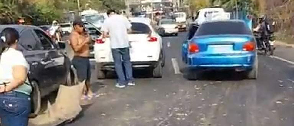 Conductores ocasionan triple accidente en carretera a Sonsonate