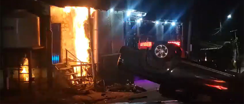 3 personas resultan lesionadas en triple choque e incendio de restaurante en Coatepeque