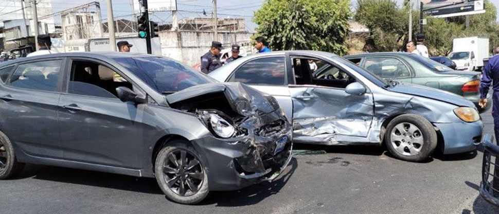 Cuatro lesionados deja triple accidente en bulevar Venezuela, San Salvador