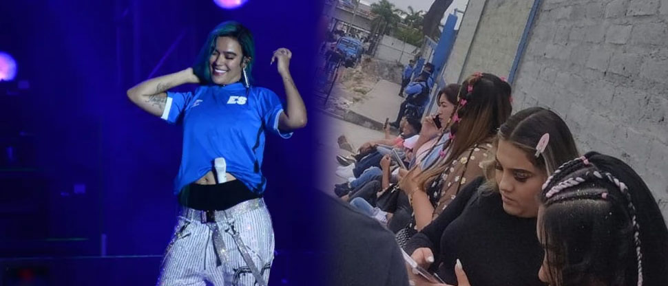 Fans de Karol G hacen fila para ser de los primeros al concierto en el Cuscatlán