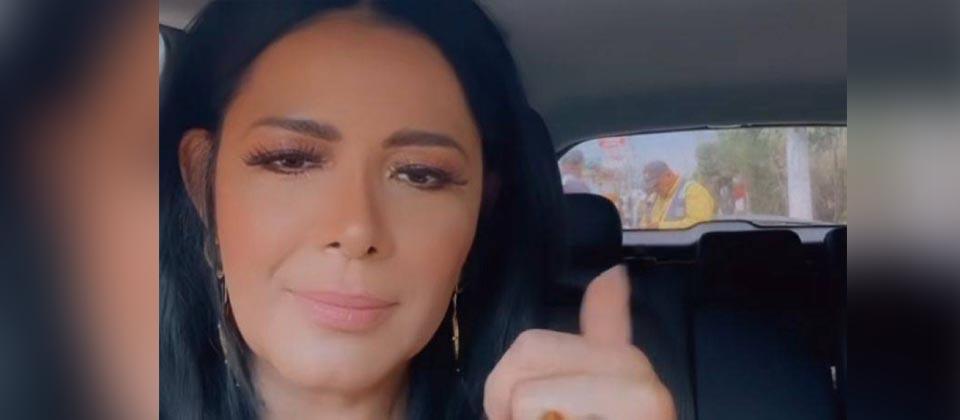 Multan a Verónica Guerrero mientras usaba el celular cuando manejaba