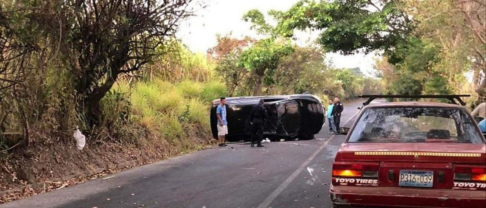 Conductor pierde el control y vuelca en carretera a San Vicente