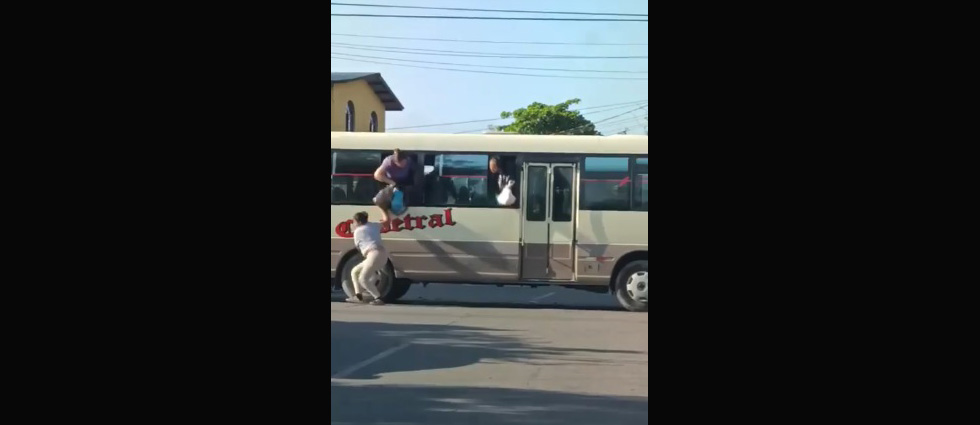 Horror en Honduras: ladrón mata a un ayudante de microbús y luego lo linchan a él