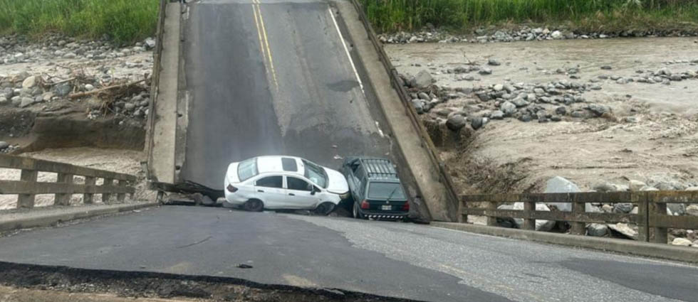 Puente colapsa tras fuertes lluvias en Ecuador