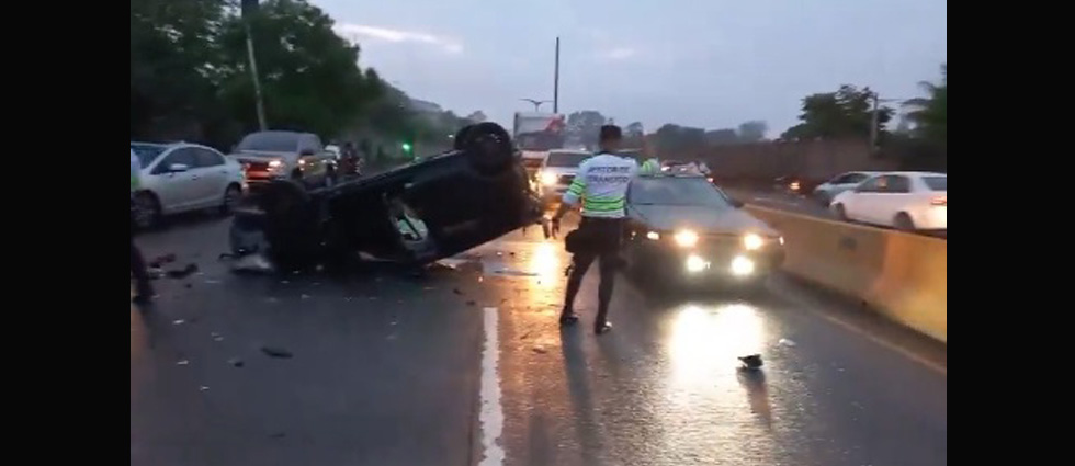 Dos lesionados tras vuelco de vehículo en el bulevar Monseñor Romero