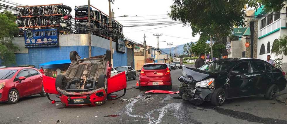 Reportan triple accidente sobre la 29 avenida Norte de San Salvador
