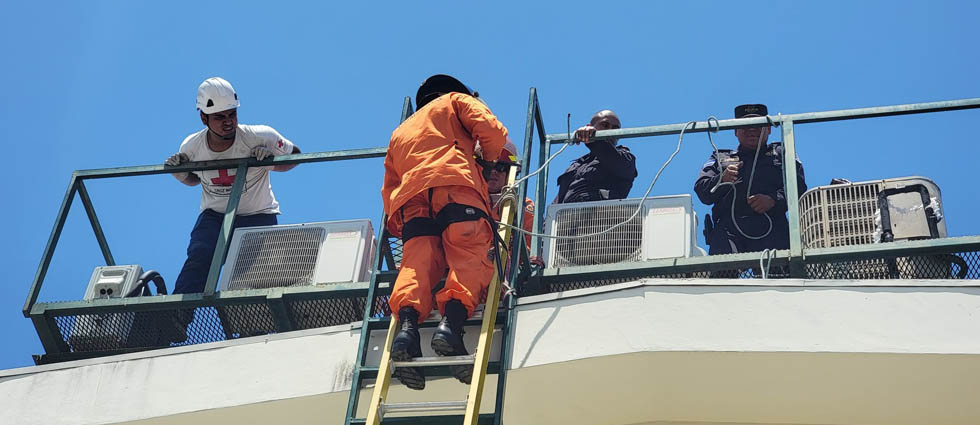Auxilian a hombre tras recibir descarga eléctrica mientras trabajaba