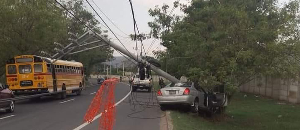 Conductor pierde el control y choca contra un poste y un árbol en la carretera Panamericana