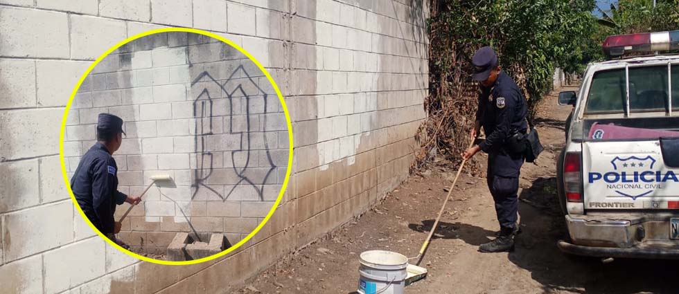 Policías eliminan grafiti de la MS en cantón de Ahuachapán