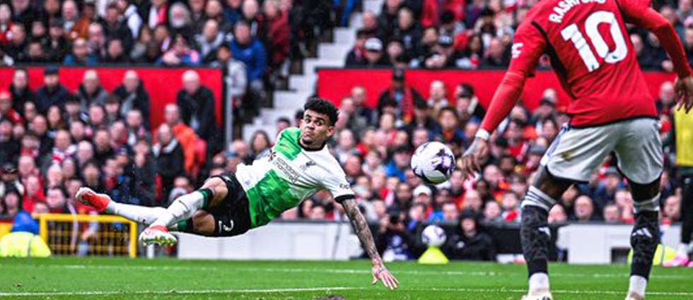 Un Liverpool muy superior deja escapar la ventaja y liderato ante el United