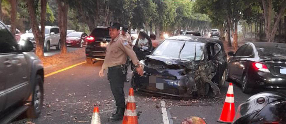 Automovilista choca contra un árbol en el bulevar Luis Poma