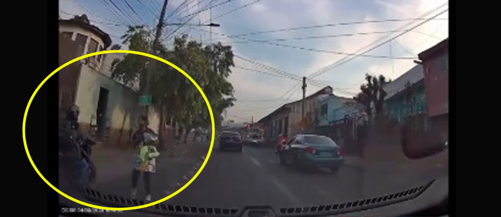 Conductor circula en ciclovía y arriesga la vida de peatones: recibe multas por más de $100