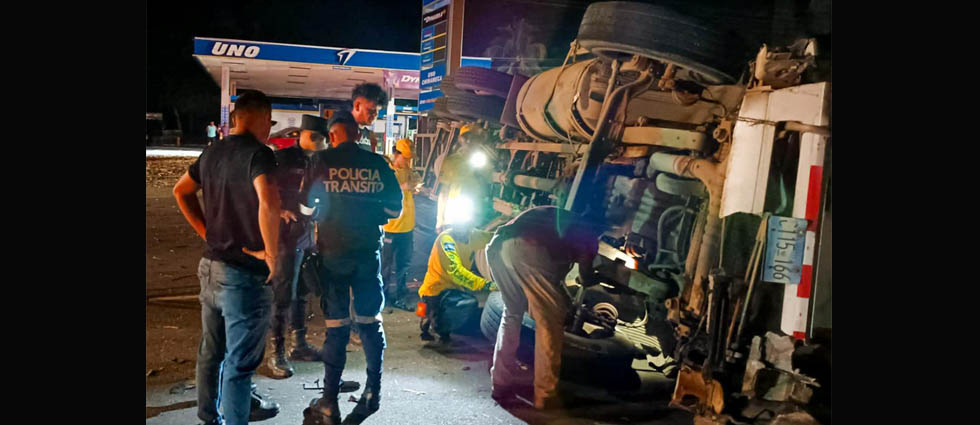 Conductor acaba en el hospital tras vuelco de rastra en San Miguel