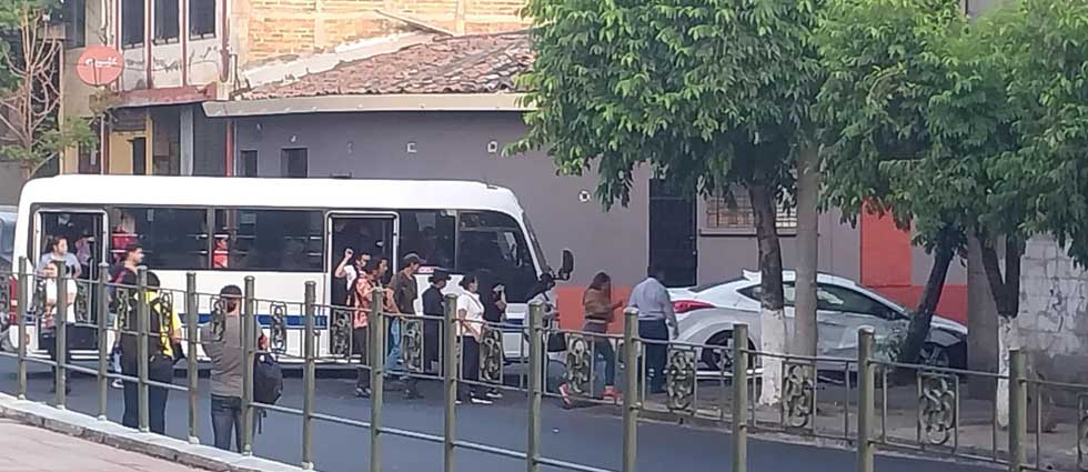 Accidente entre microbús y sedán deja varios lesionados frente al parque Centenario