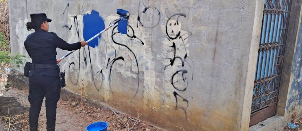 Policías eliminan viejo grafiti de la MS en Morazán