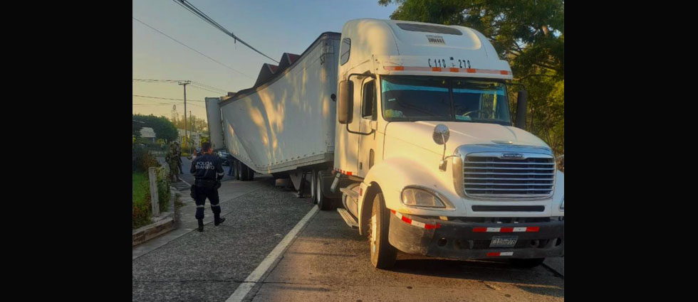 Exceso de carga ocasiona que furgón se desplome del cabezal: el paso está obstaculizado
