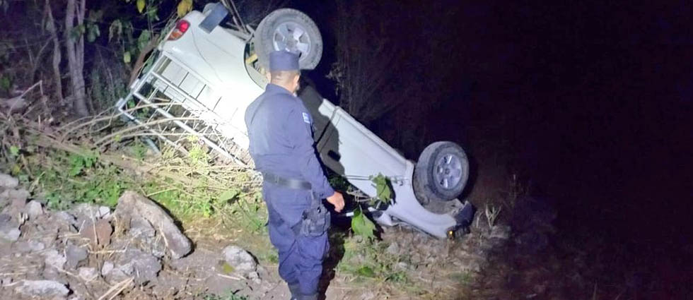 Menor muere y varias personas salen lesionadas luego que pick up cayó a un barranco