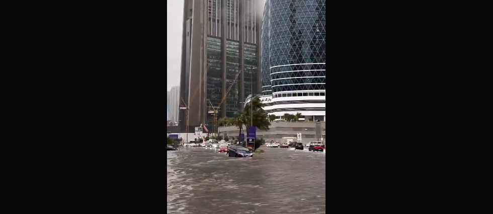 Calles se inundan en Dubái a raíz de las fuertes lluvias que azotan los Emiratos