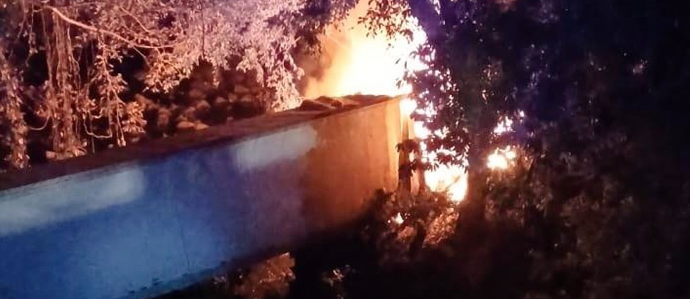 Dos hombres mueren luego que tráiler se precipitó a un lado del puente carretera hacia Acajutla